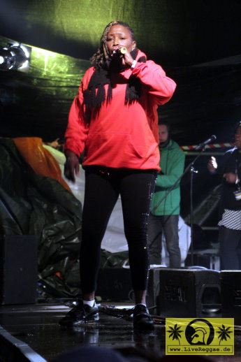 Lisa Dainjah (Jam) with The House Of Riddim Band 21. Reggae Jam Festival - Bersenbrueck 25. Juli 2015 (15).JPG